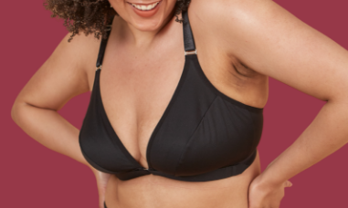 Shoulder surgery bra in black on a young woman with a happy smile